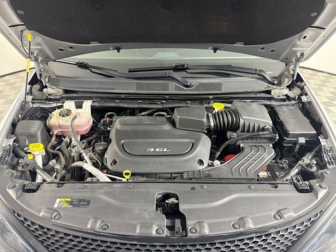 Used 2018 Chrysler Pacifica L image 37