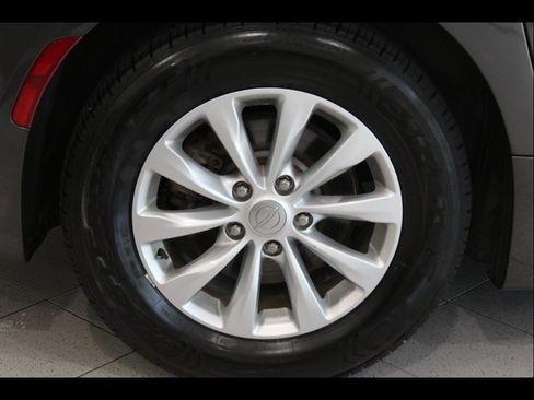 Used 2018 Chrysler Pacifica Touring Plus FWD image 11