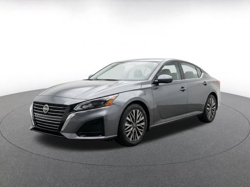 Used 2025 Nissan Altima 2.5 SV FWD image 3