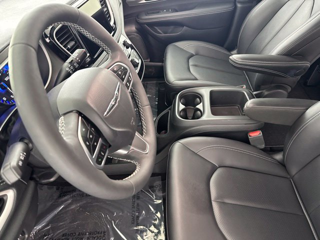 Used 2025 Chrysler Pacifica Select FWD image 23