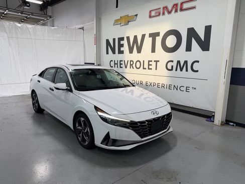 Used 2023 Hyundai Elantra Limited FWD image 2