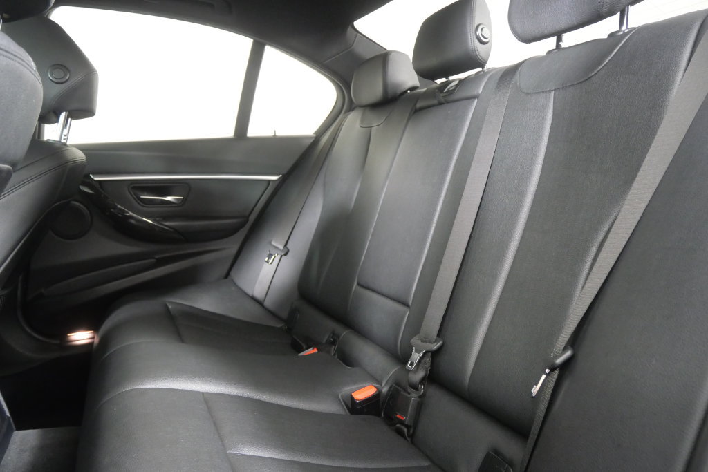 Used 2018 BMW 330i Sedan w/ Convenience Package RWD image 16