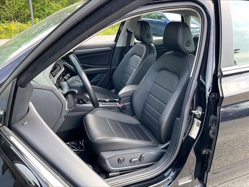 Used 2024 Volkswagen Jetta SE FWD image 9