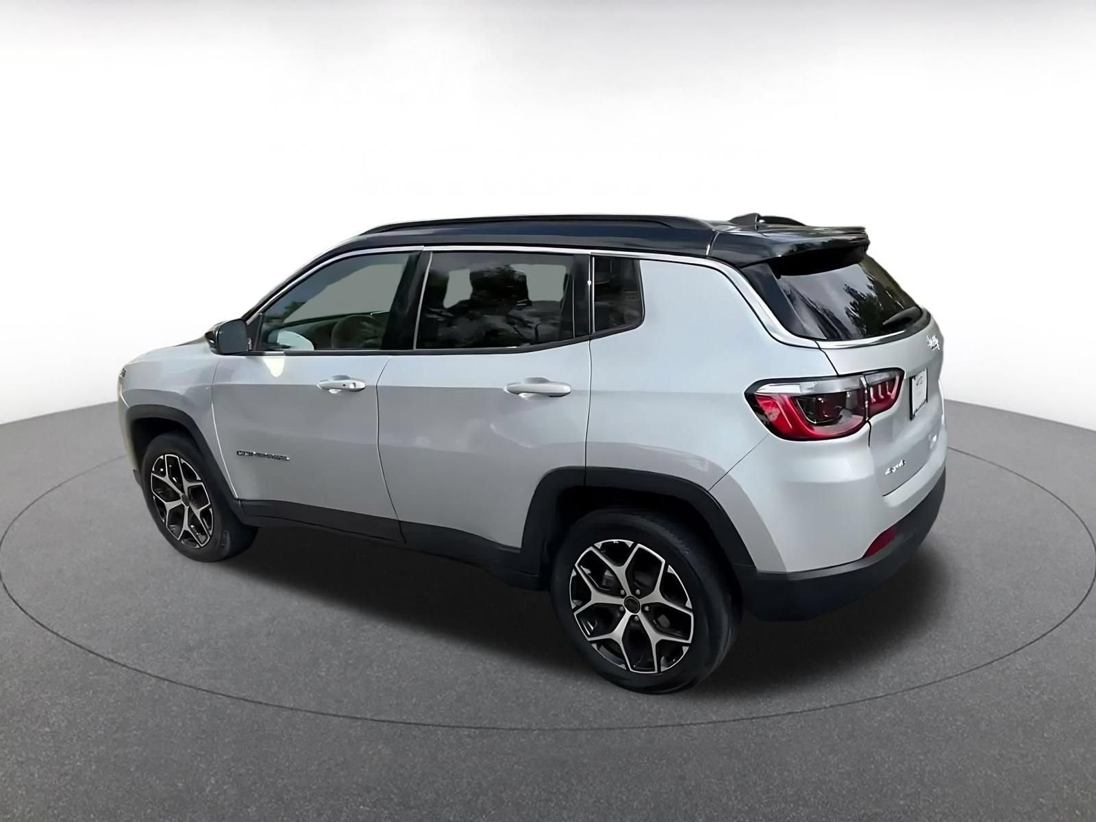 Used 2025 Jeep Compass Limited AWD/4WD image 9