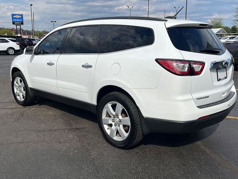 Used 2017 Chevrolet Traverse LT w/ Style and Technology Package FWD image 4