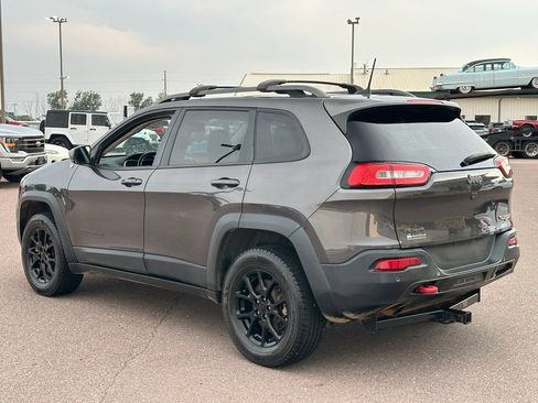 Used 2018 Jeep Cherokee Trailhawk AWD/4WD image 5