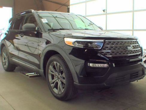 Used 2021 Ford Explorer XLT w/ Equipment Group 202A RWD image 4