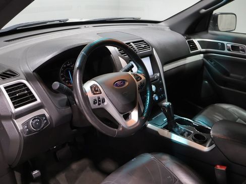Used 2015 Ford Explorer XLT w/ Equipment Group 202A FWD image 14