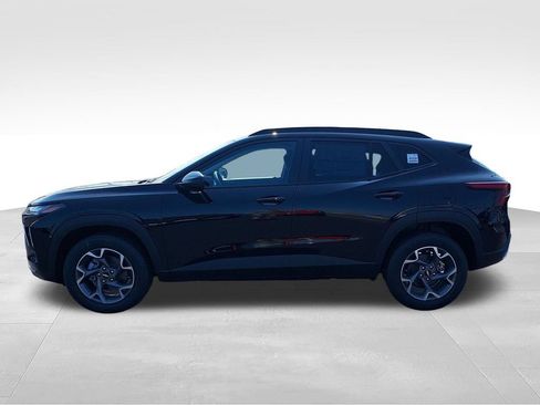 New 2026 Chevrolet Trax LT w/ Driver Confidence Package FWD image 2