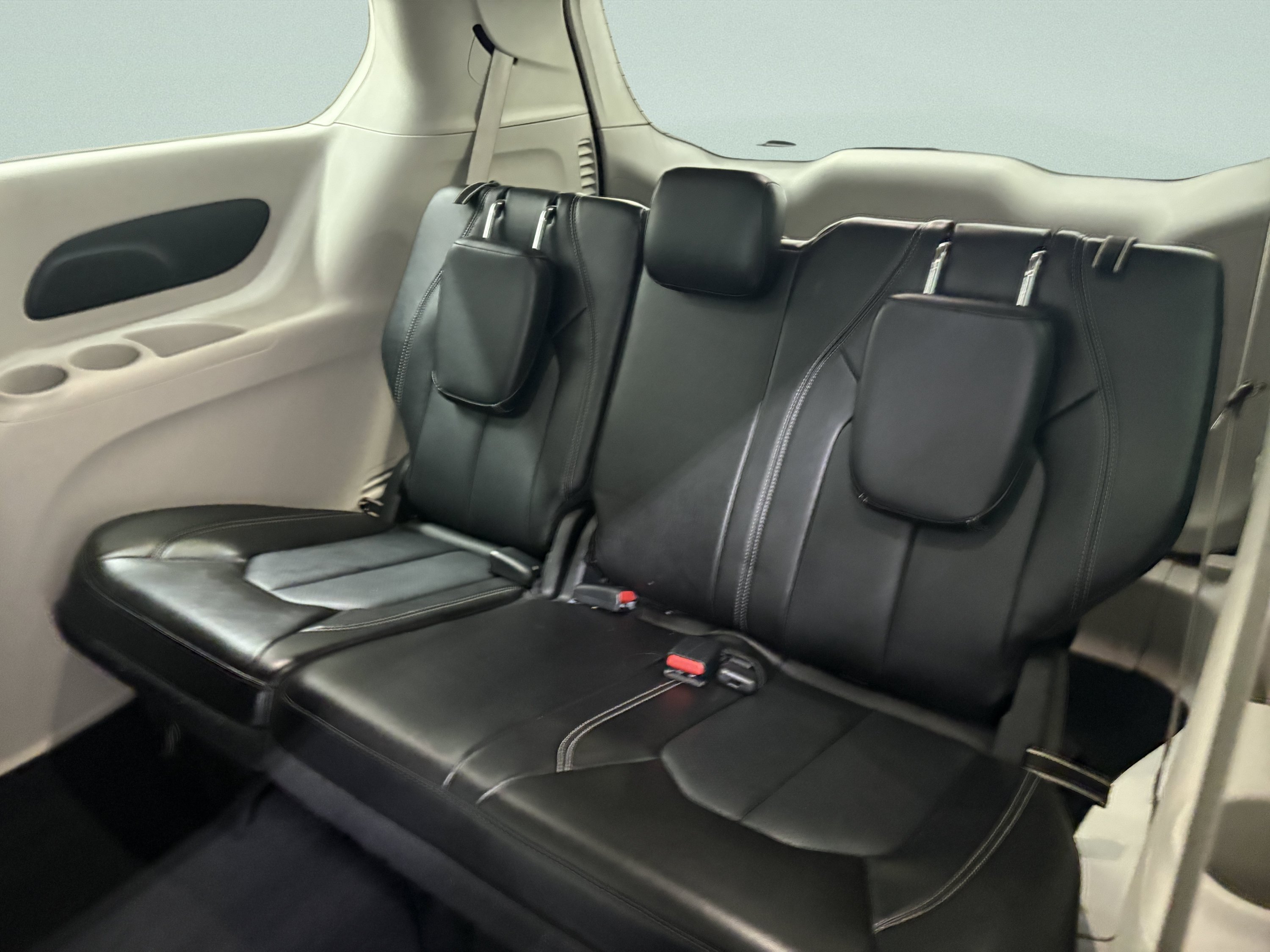 Used 2024 Chrysler Pacifica Touring-L FWD image 14
