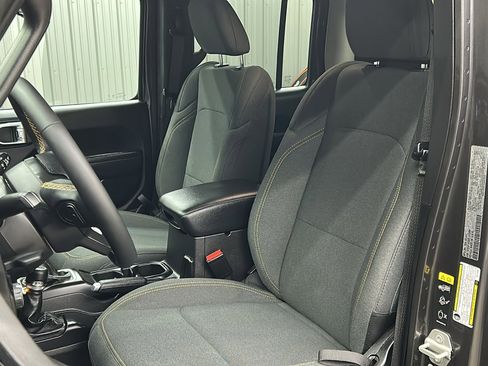 Used 2024 Jeep Gladiator Willys image 32
