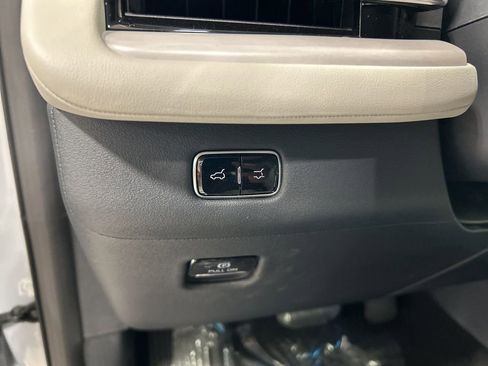 New 2026 Lincoln Navigator L Reserve AWD/4WD image 13
