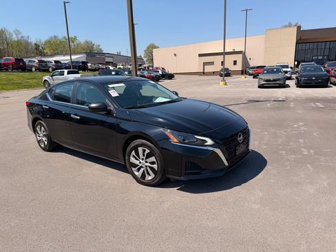 Used 2025 Nissan Altima 2.5 S image 3