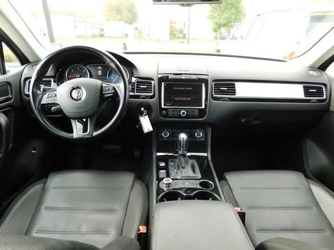 Used 2014 Volkswagen Touareg Sport image 14