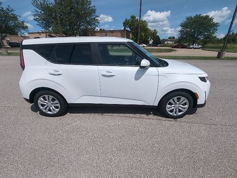 Used 2024 Kia Soul LX FWD image 2