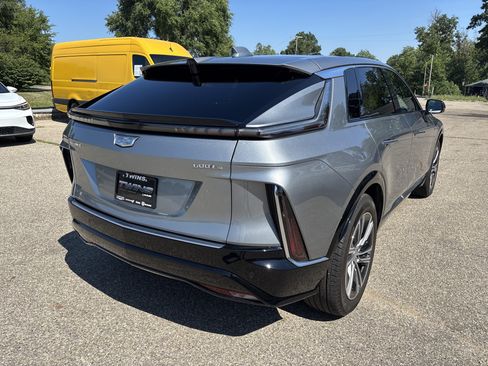 Used 2024 Cadillac Lyriq Luxury AWD/4WD image 3