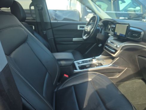 Used 2024 Ford Explorer XLT w/ Equipment Group 202A AWD/4WD image 4