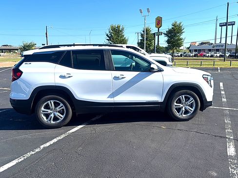 Used 2024 GMC Terrain SLE w/ Driver Convenience Package FWD image 5