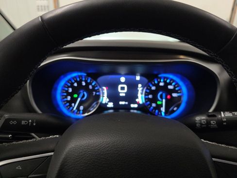 Used 2024 Chrysler Pacifica Touring-L image 16