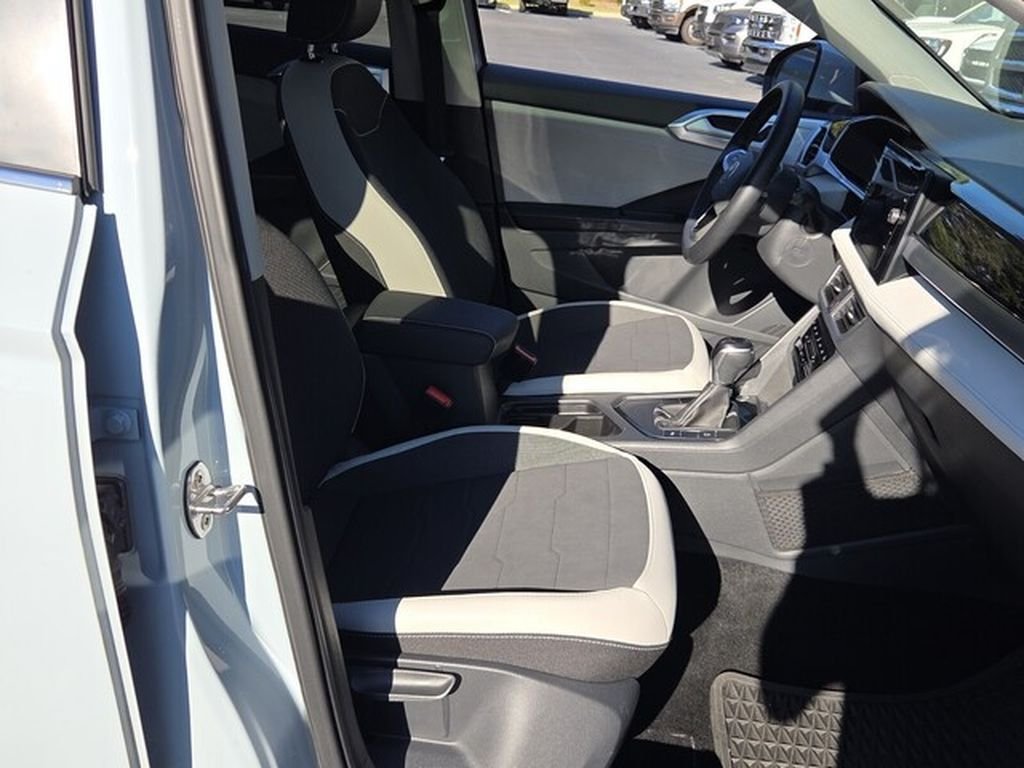 Used 2025 Volkswagen Taos SE FWD image 16