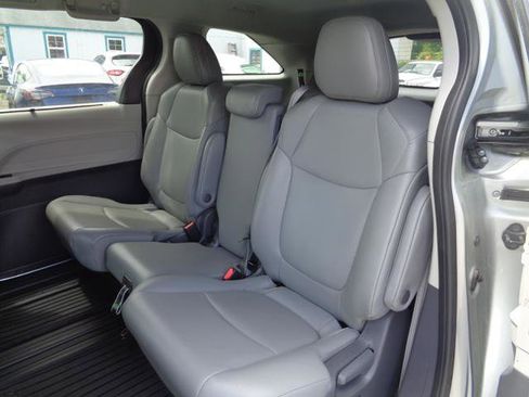 Used 2021 Toyota Sienna XLE FWD image 8