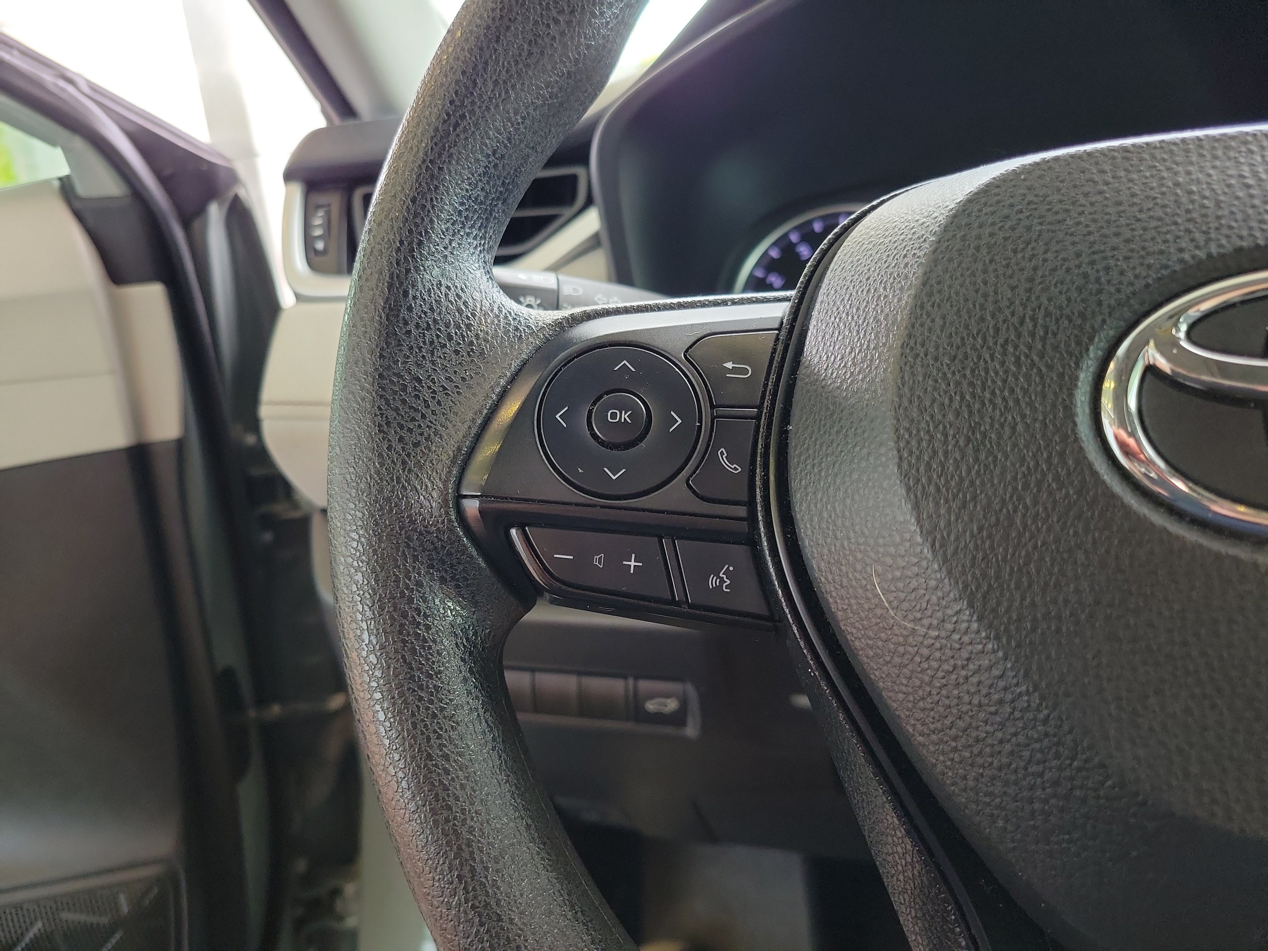 Used 2022 Toyota RAV4 XLE w/ Convenience Package FWD image 17