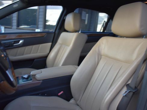 Used 2013 Mercedes-Benz E 550 4MATIC Sedan image 25