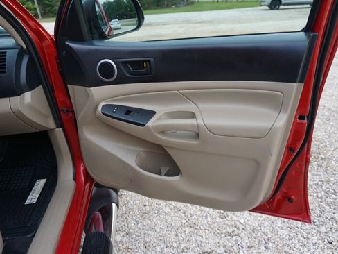 Used 2012 Toyota Tacoma PreRunner image 32