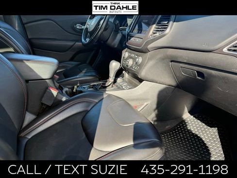 Used 2021 Jeep Cherokee Trailhawk w/ Comfort/Convenience Group AWD/4WD image 18