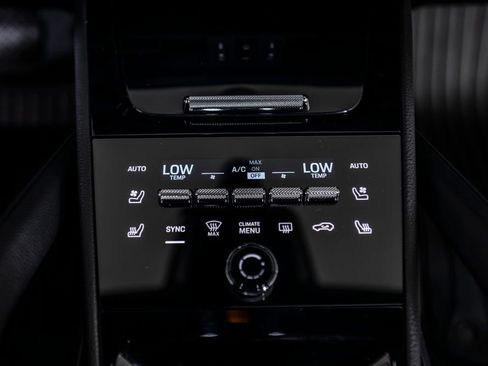 Used 2024 Porsche Cayenne Coupe image 38