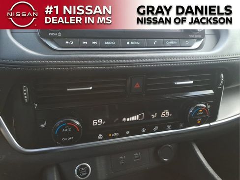 Used 2021 Nissan Rogue SV w/ Premium Package image 18