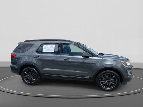 Used 2017 Ford Explorer XLT w/ Equipment Group 202A FWD image 3