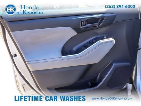 Used 2022 Toyota Highlander LE AWD/4WD image 18