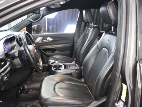 Used 2019 Chrysler Pacifica Touring-L w/ S Appearance Package FWD image 10