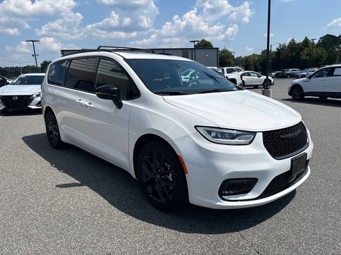 Used 2025 Chrysler Pacifica Limited FWD image 11