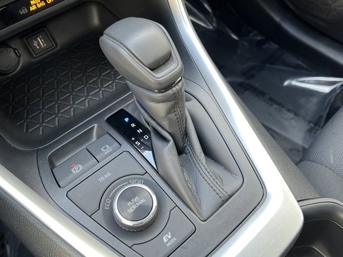 Used 2025 Toyota RAV4 XLE AWD/4WD image 30