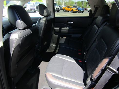 Used 2025 Nissan Pathfinder Platinum w/ Cargo Package AWD/4WD image 17