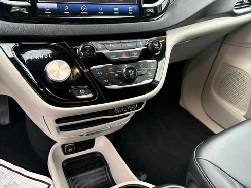 Used 2024 Chrysler Pacifica Touring-L FWD image 16
