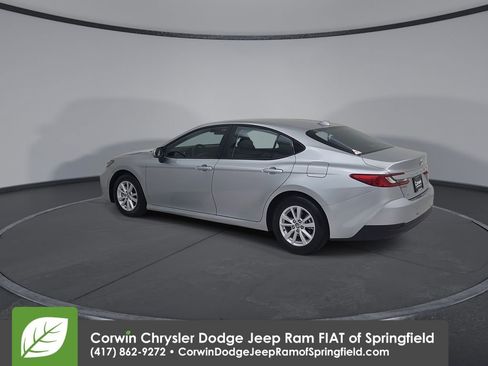 Used 2025 Toyota Camry LE image 10