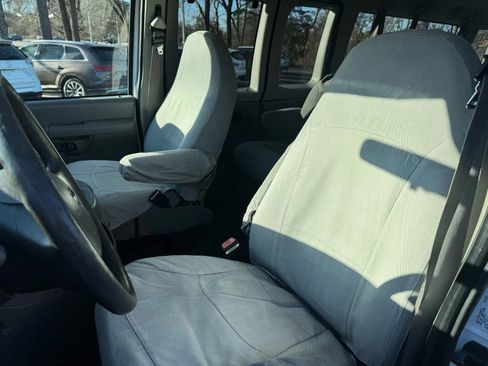 Used 2005 Ford E-350 and Econoline 350 XLT image 11