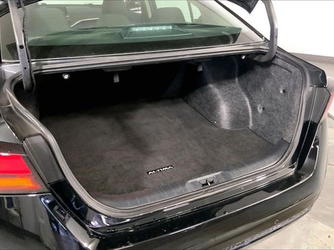Used 2025 Nissan Altima 2.5 SV FWD image 4