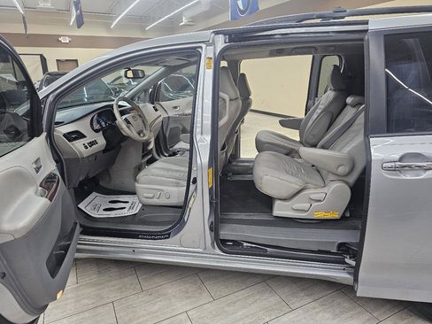 Used 2014 Toyota Sienna XLE FWD image 14
