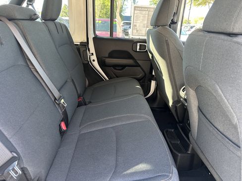 Used 2025 Jeep Wrangler Sahara image 14