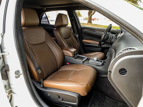 Used 2018 Chrysler 300 Limited image 32