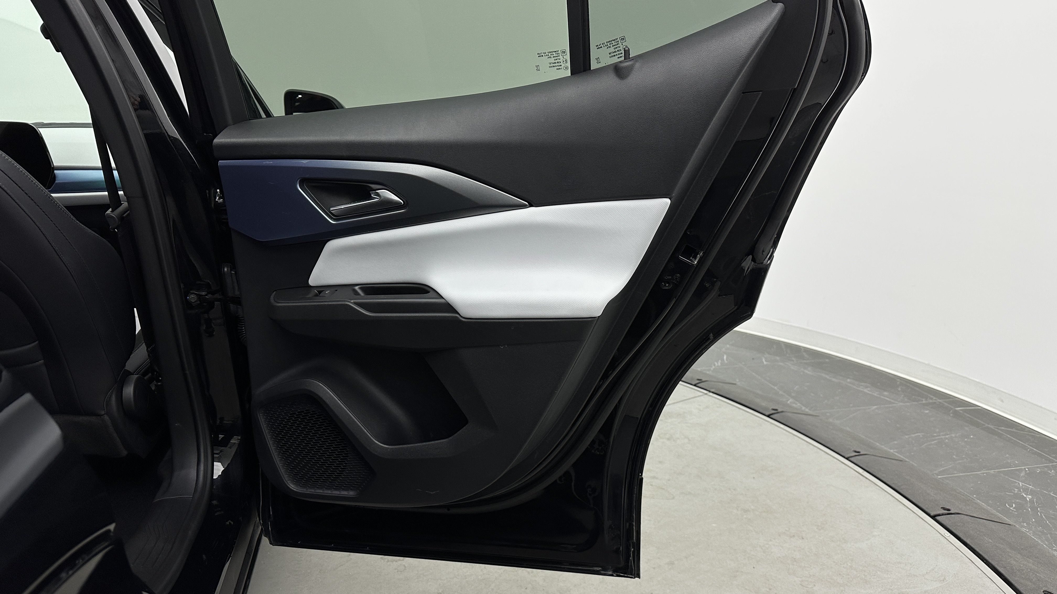 Used 2024 Chevrolet Equinox EV LT FWD image 33