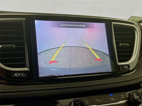 Used 2023 Chrysler Pacifica Limited FWD image 12