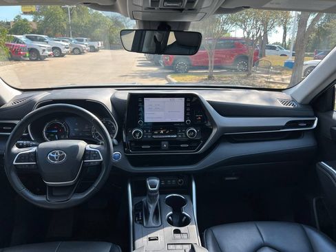 Used 2022 Toyota Highlander XLE AWD/4WD image 14