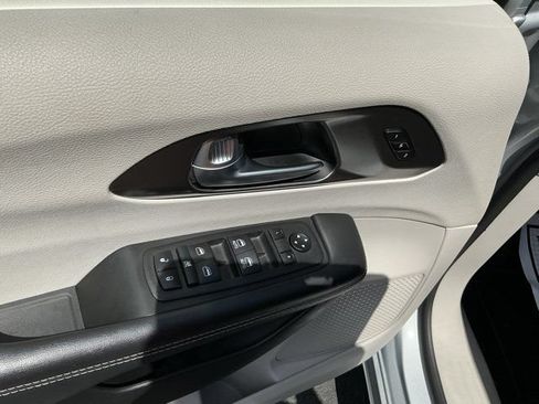 Used 2024 Chrysler Pacifica Touring-L FWD image 15