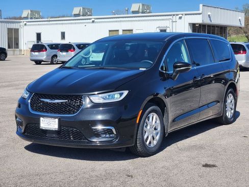 Used 2023 Chrysler Pacifica Touring-L image 3