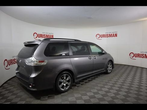 Used 2019 Toyota Sienna SE Premium FWD image 9